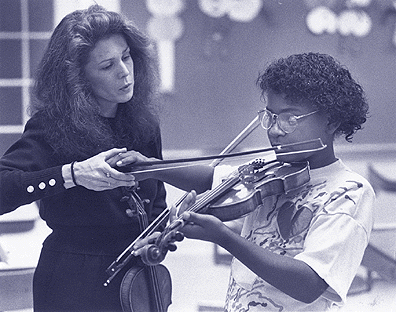 Lorraine Schoenfield works with a violin student.